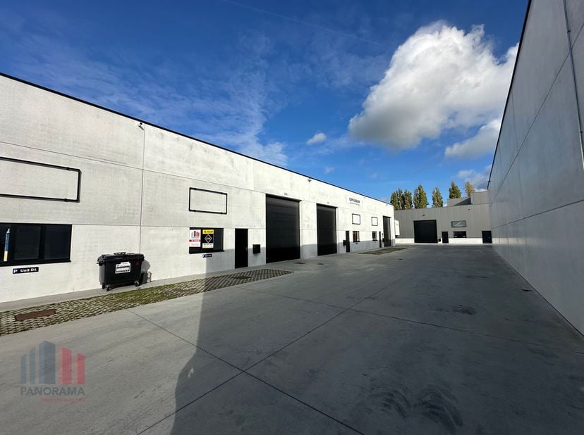 KMO-unit van 265 m² met 2 privatieve parkeerplaatsen te huur. Fenomenaal gelegen langs de bedrijvige Kortrijkseweg (N43) met een vlotte verbinding naa