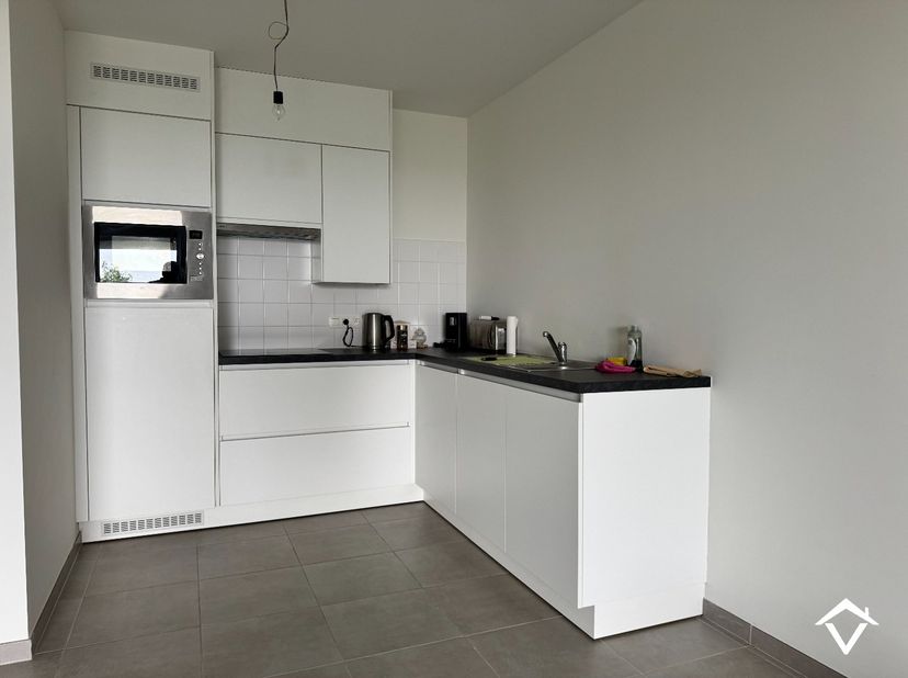 Dit appartement (C2.2) is gelegen op de 2de verdieping in de Residentie Brouwershof te Westrozebeke (Staden) en bestaat uit: inkomhal - toilet - badka