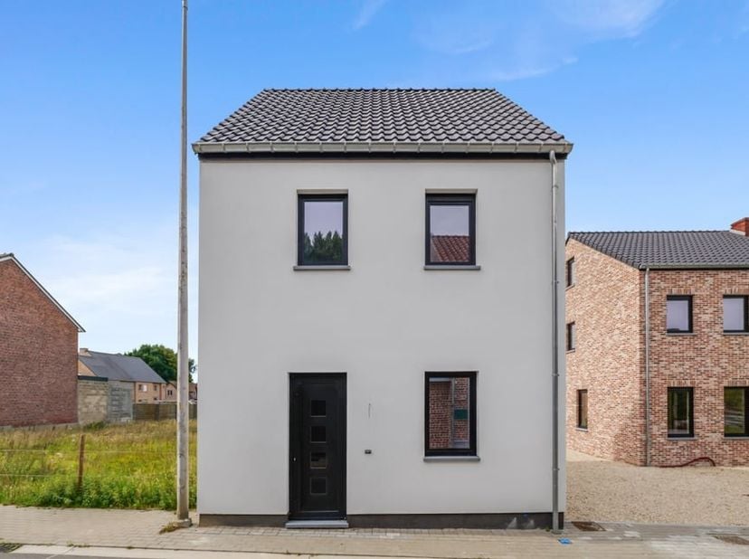 In het idyllische Heks, een rustige en landelijke deelgemeente van Heers, bevindt zich deze stijlvolle nieuwbouwwoning waar hedendaags wooncomfort en