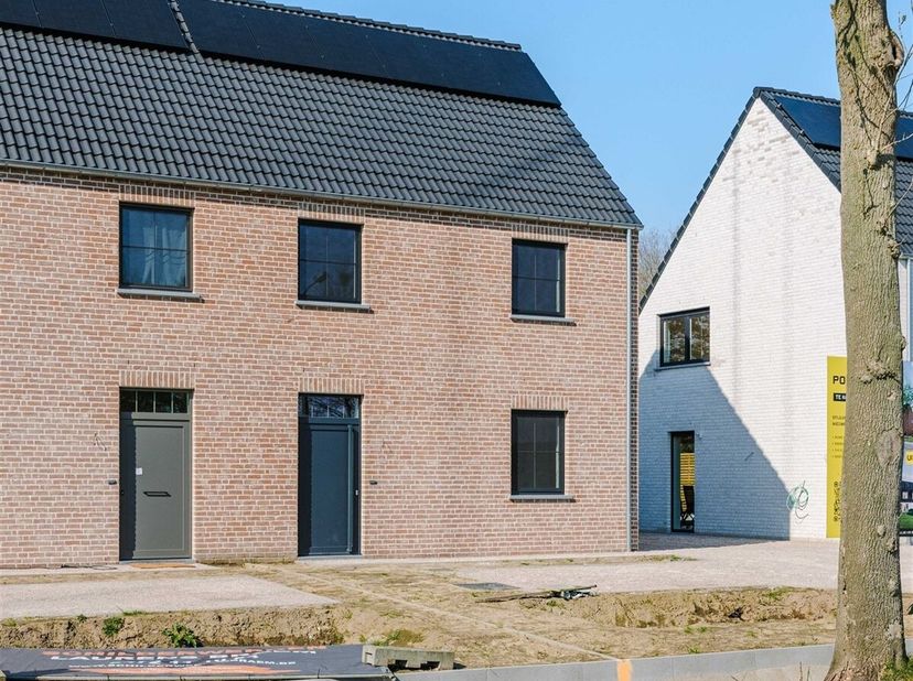Moderne nieuwbouwwoning in het landelijke Waasmunster met een perfecte balans tussen comfort, ruimte en energiezuinig wonen. De lichtrijke leefruimte