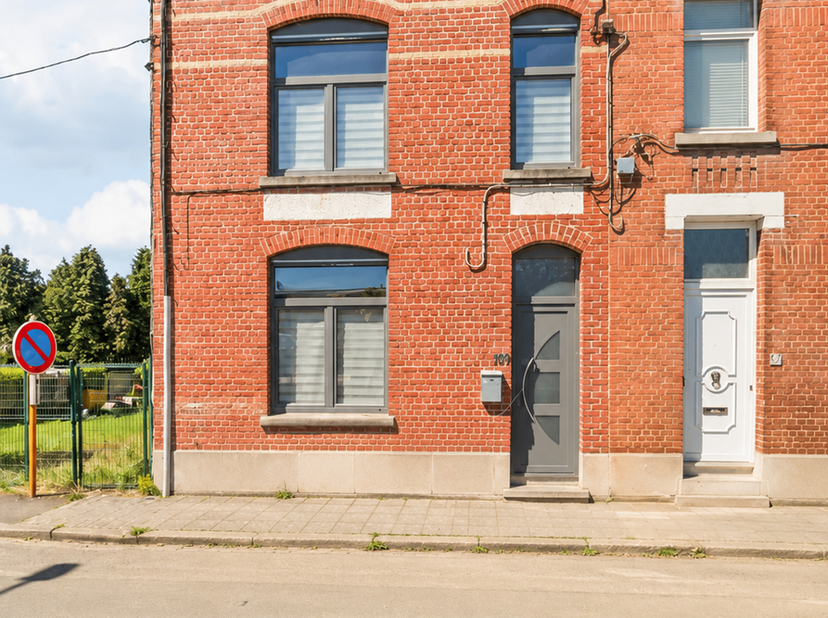 Ontdek deze ruime, gedeeltelijk gerenoveerde 3-gevelwoning met zijdelingse toegang, ideaal gelegen in Lessines. Dicht bij alle voorzieningen zoals de