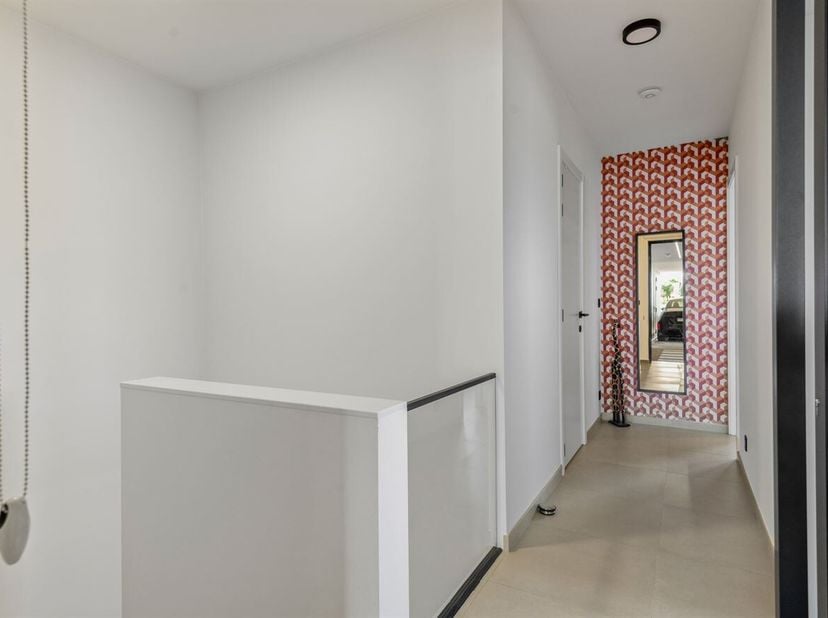 Ontdek deze instapklare omgekeerde duplex uit 2022 met een bewoonbare oppervlakte van 92 m², waar modern wooncomfort, energiezuinigheid en een uitstek