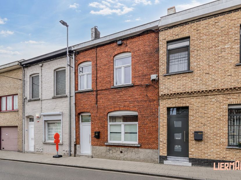 Op zoek naar een instapklare woning met alles binnen handbereik? Deze charmante starterswoning ligt op een strategische locatie in Aalst, vlakbij wink