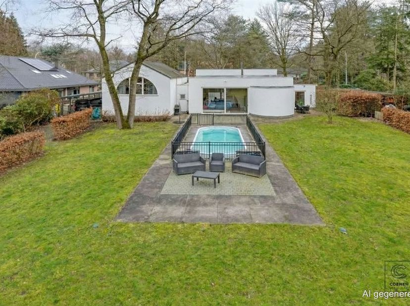 U betreedt de woning via een royale inkomhal met apart gastentoilet, die toegang geeft tot een eerste ingedeelde leefruimte. Aansluitend bevindt zich