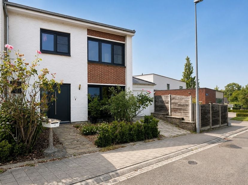 In een rustige doodlopende straat in het gegeerde Egenhoven (Heverlee) bevindt zich deze kwalitatief gerenoveerde en instapklare gezinswoning. De ligg
