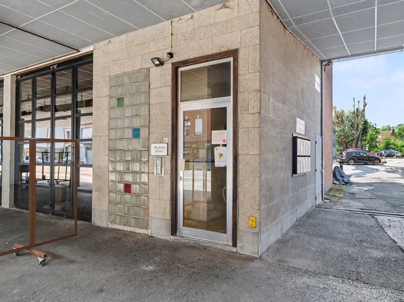 In de Aalbeeksesteenweg te Kortrijk bieden wij dit instapklaar appartement met garagebox te huur aan. Rustig gelegen en met een praktische indeling, b