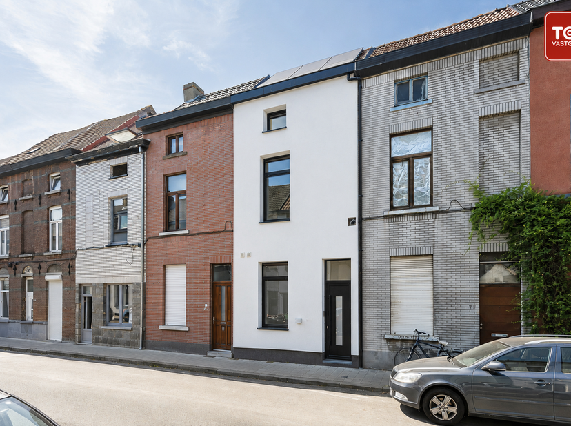 Deze ideale starterswoning woning bevindt zich op een uitstekende locatie, vlak bij het het historische centrum van Gent. Dankzij de centrale ligging