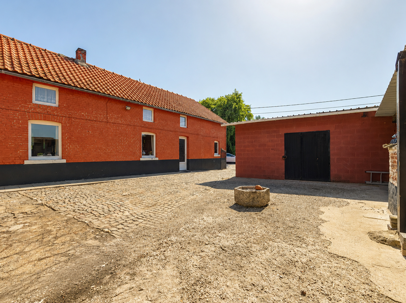 CHARMANTE ,TE RENOVEREN VIERKANTSHOEVE MET RUIME GARAGE OP IDYLLISCHE LOCATE IN DE GROENE OMGEVING VAN DE WIDDDINGENSTRAAT IN WELLEN (BERLINGEN) <br /