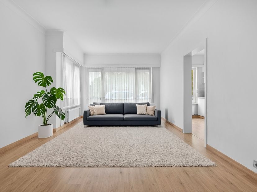 Gezellig gelijkvloers appartement gelegen in een rustige straat naast een groen pleintje. Het appartement omvat een inkomhal met ingemaakte kast, een