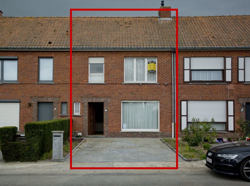 OP TE KNAPPEN RIJWONING -<br />
Omvat: Gelijkvloers: inkom, toilet, leefruimte, keuken en berging; Verdieping: 3 slaapkamers, badkamer, traphal en zol
