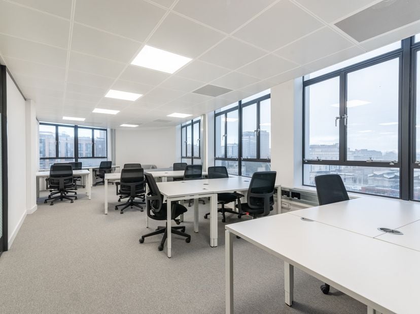 Toegang tot een werkruimte met service voor 15 werkplekken, 24/7 beschikbaar in Spaces Court of Justice<br />
<br />
Dit aanbod omvat een eigen kantoo