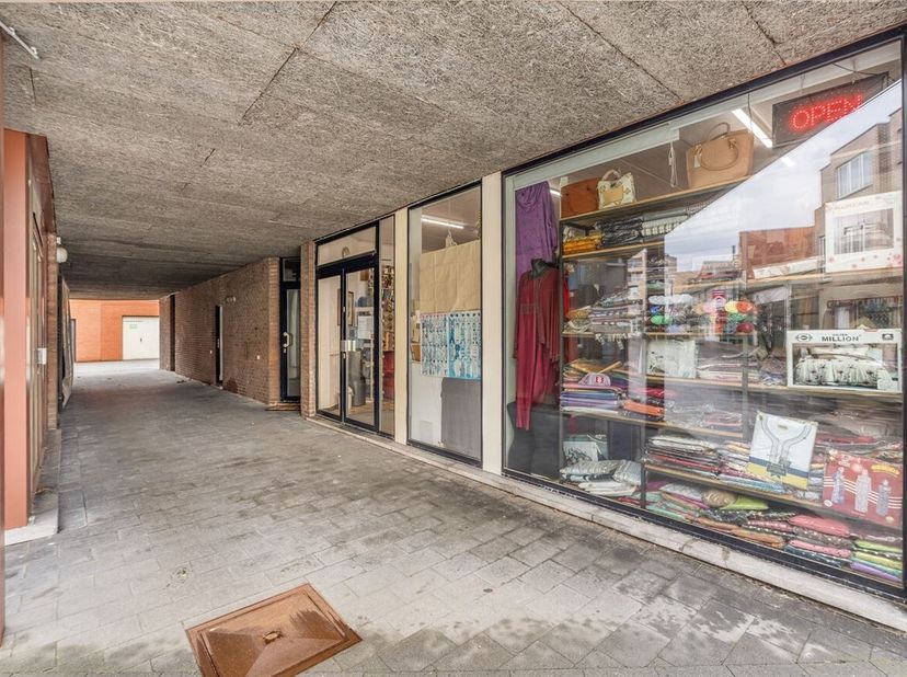 Handelsgelijkvloers/kantoor op gunstige ligging in het centrum van Lommel!<br />
Ligging: Het handelsgelijkvloers is gunstig gelegen in het centrum va