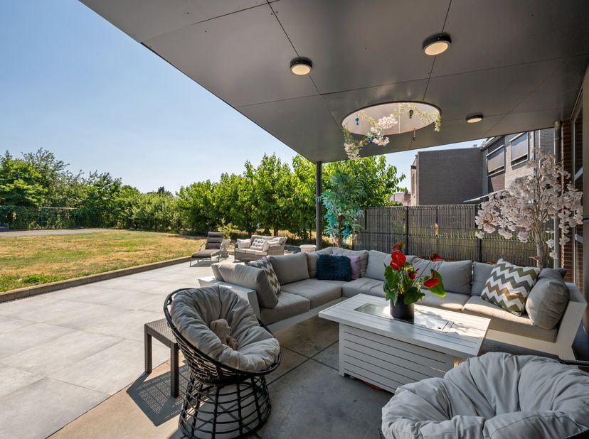 In Mol-Millegem bevindt zich deze uitzonderlijke, instapklare woning waar ruimte, comfort en luxe perfect samenkomen. De woning werd gebouwd in 2013 e