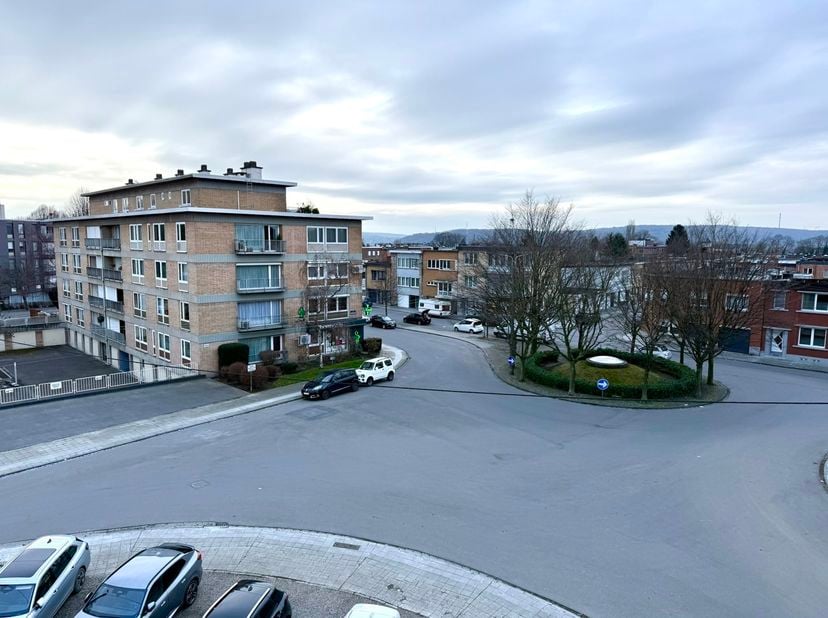 Situé à Grivegnée, cet appartement deux chambres entièrement rénové offre un cadre de vie confortable, moderne et soigné.<br />
Il se compose d’un séj