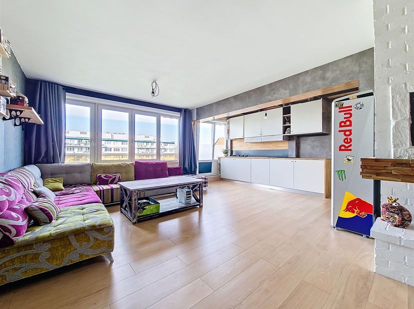 ***SOUS OPTION***A proximité de Veeweyde. Magnifique penthouse +/- 60m², 1 chambre et terrasse. Composé comme suit : spacieux et lumineux living +/- 3
