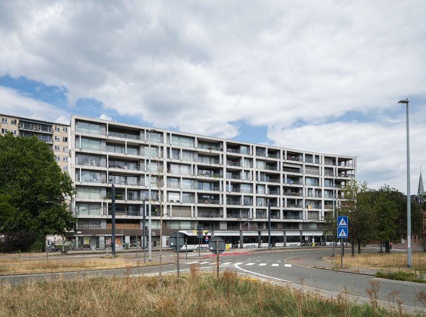 Ruim 3-slaapkamerappartement met zuidgericht terras en open zichten.<br />
<br />
Op de vijfde verdieping bevindt zich dit ruime en lichtrijke apparte