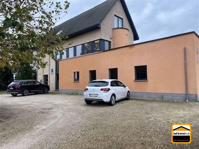 Gemengd gebouw met vele mogelijkheden nabij het centrum van Borgloon<br />
<br />
Dit gemengd gebouw treffen we aan in Borgloon, gelegen nabij de ve