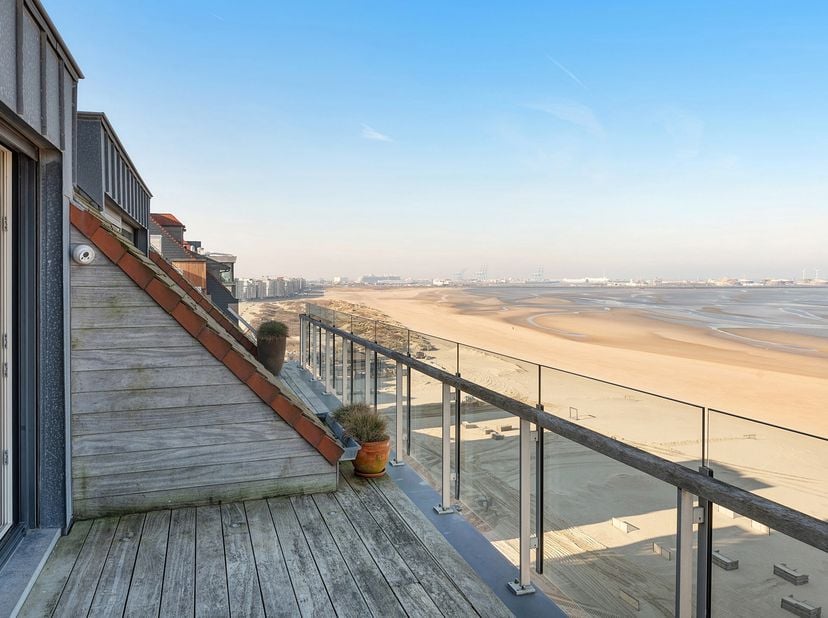 Op een unieke locatie aan het Blue Buddha-strand, vlakbij de zeilclub van Duinbergen, vindt u dit schitterende dakappartement-duplex (194m² inclusief