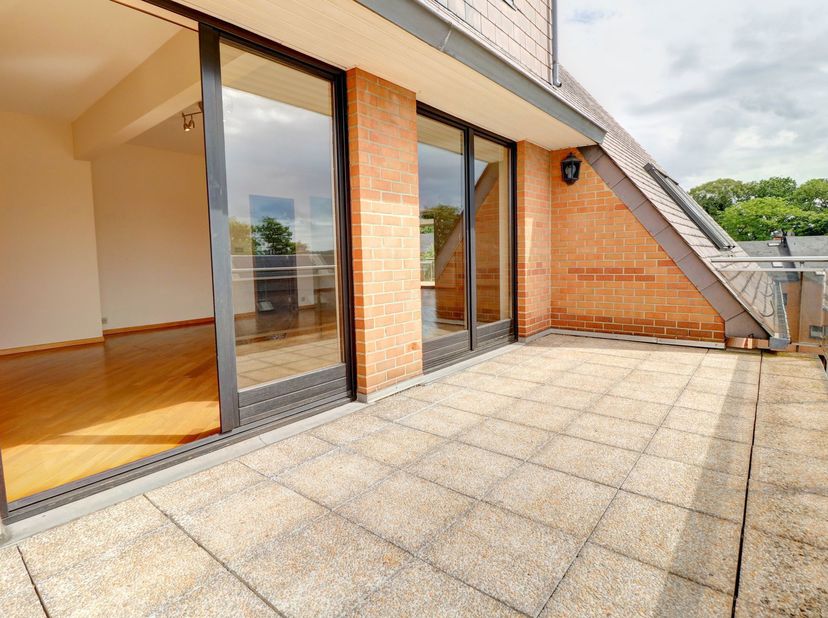 Ruim duplexappartement van 244m² in een klein gebouw, bestaande uit:<br />
- 1 overloop met inbouwkast<br />
- 1 mooie slaapkamer van ca. 22 m² met pa