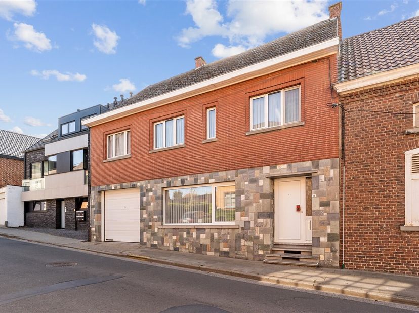 Charmante gezinswoning met toffe tuin in Vlierzele.<br />
Welkom in deze solide en karaktervolle woning in Vlierzele, ideaal voor gezinnen die op zoek