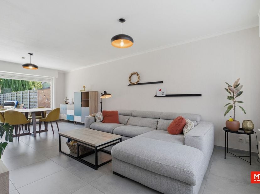 In een rustige woonwijk en vlakbij alle voorzieningen te Langemark treffen we deze instapklare woning. Het pand beschikt over een EPC: C ( 230 kWh/(m²
