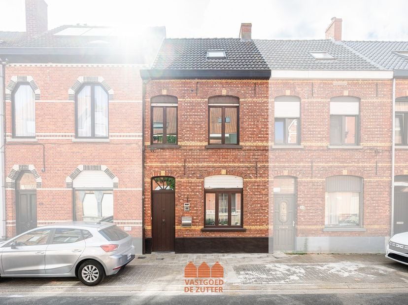 Deze smaakvol gerenoveerde gezinswoning bevindt zich op een rustige en aangename locatie, op korte afstand van winkels, scholen, openbaar vervoer en h
