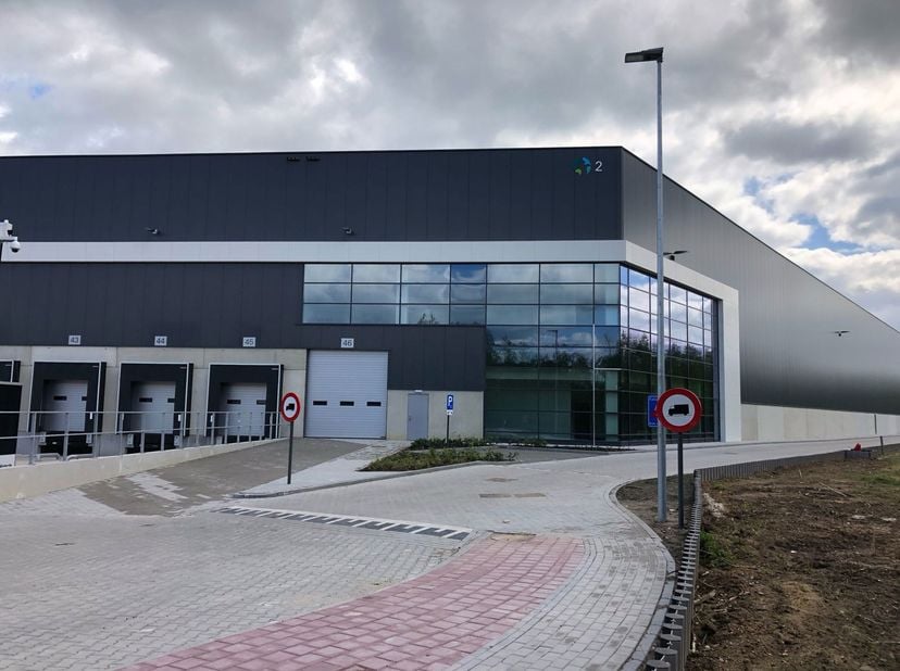 Logistiek magazijn te huur van 11.553m² met mezzanine van 927m². De magazijnen hebben een vrije hoogte van 10,8m tot 12,2m.  Er zijn 8 los en laadkade