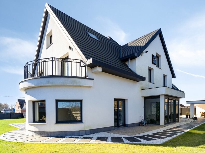 Deze in 2020 gerenoveerde villawoning combineert ruimte, comfort en energiezuinigheid dankzij het A EPC-label. Met maar liefst 6 slaapkamers en 2 badk