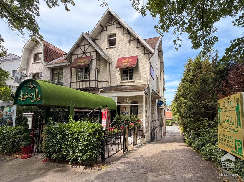 Opbrengsteigendom + achterhuis  UkkelERA Châtelain biedt u deze opbrengsteigendom aan, bestaande uit een restaurant, een appartement met 2 slaapkamers