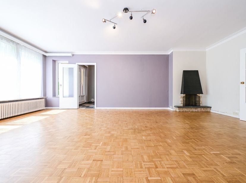!! Exclusivité Pulse Property !! Quartier Basilique - Grand appartement de +/-129m² à louer composé d'un hall d'entrée avec WC, d'un lumineux séjour d