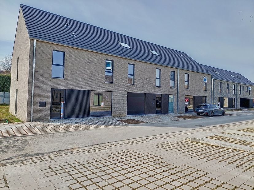 Lot 44 is een halfopen bebouwing met moderne bouwstijl : 2 bouwlagen met hellend dak.<br />
<br />
GELIJKVLOERS : inkom, wc, ruime living, open keuken