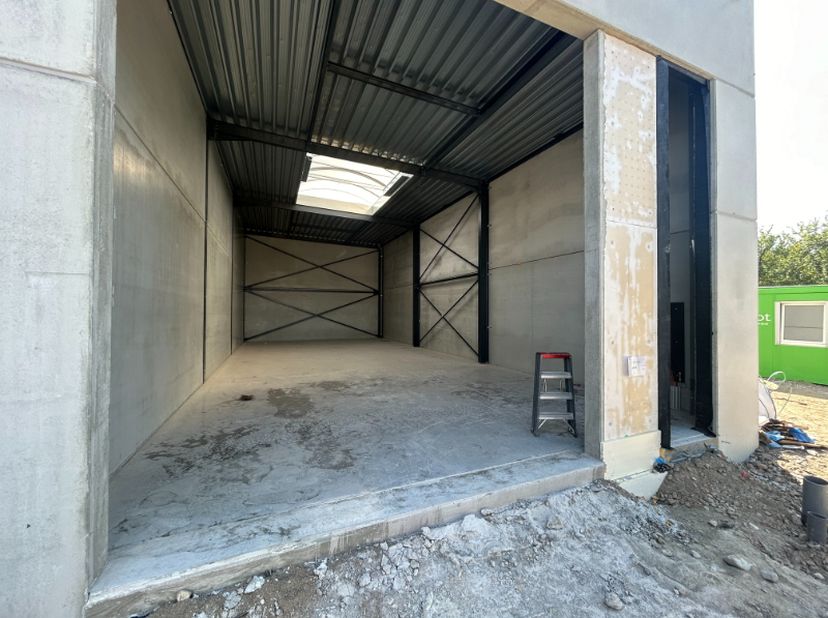 Deze kwalitatieve nieuwbouwunit (Unit 18) is gelegen in de Sarosstraat te Berlare en heeft een oppervlakte van 125,5 m².<br />
De unit is geschikt voo