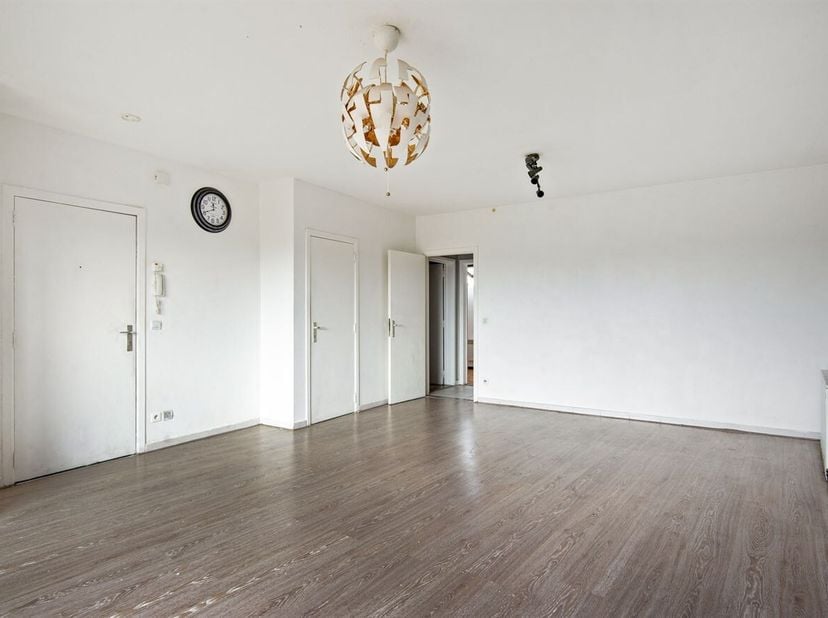 Te renoveren appartement met 2 slaapkamers en terras!<br />
Dit appartement is gelegen op de derde verdieping en geniet van een aangename lichtinval.