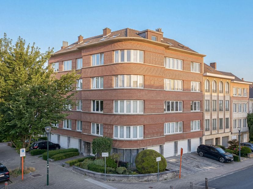 Maxime Real Estate stelt u dit karaktervol 2-slaapkamer appartement voor.<br />
Uitstekende ligging op de grens met Sint-Lambrechts-Woluwe en nabij Pl