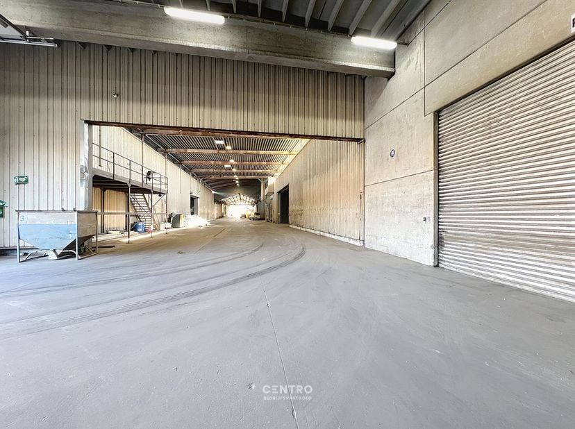 Benaderende bruto-AFMETINGEN:&amp;nbsp;<br />
Magazijn: 330m²&amp;nbsp; (28 x 11,78m).<br />
Ruim verhard gemeenschappelijk parkeerterrein met slagboom.<br />
