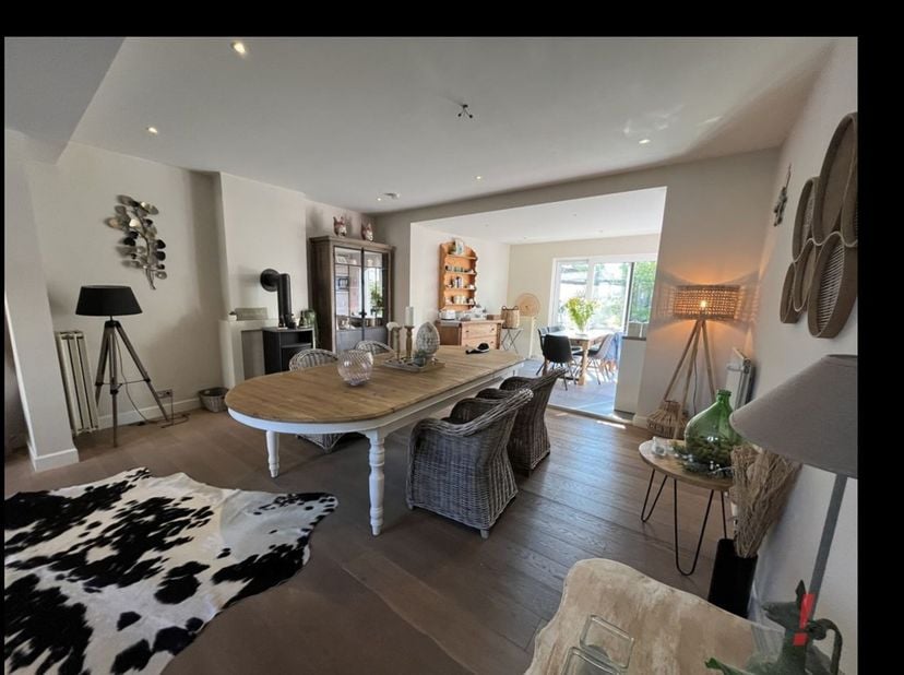 Op steenworp van Brugge centrum, INSTAPKLAAR CHARMANT ENERGIEZUINIG RUIM BURGERHUIS met MOOIE GROTE TUIN , 3 Slpks en 3 Badkamers, 16 ZONNEPANELEN !<b