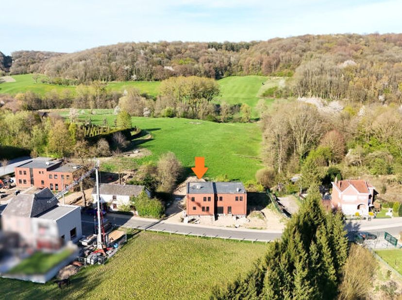 Superbe maison neuve semi-mitoyenne (+/- 130m² d'après plans) avec terrasse et jardin paysager, offrant une vue panoramique exceptionnelle sur lenviro