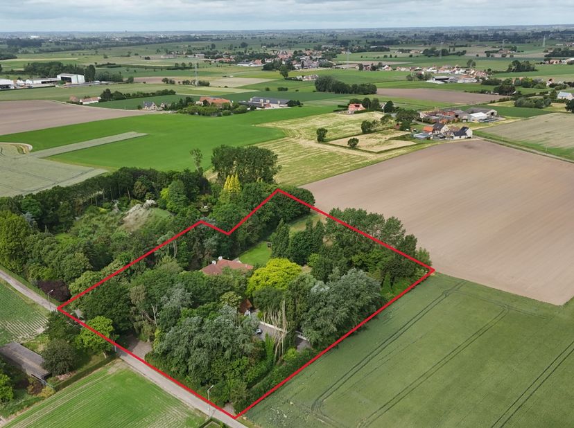 In de Portweg te Vladslo (Diksmuide) bevindt zich dit exclusieve landhuis met een uitzonderlijke uitstraling en royale afmetingen.<br />
<br />
De vil