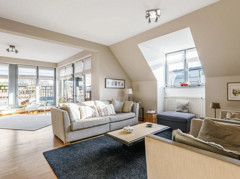 Victoire Junot biedt u iets aan in de nabijheid van het Dumonplein, alle voorzieningen en het Zoniënwoud, in een recent gebouw, prachtig penthouse in