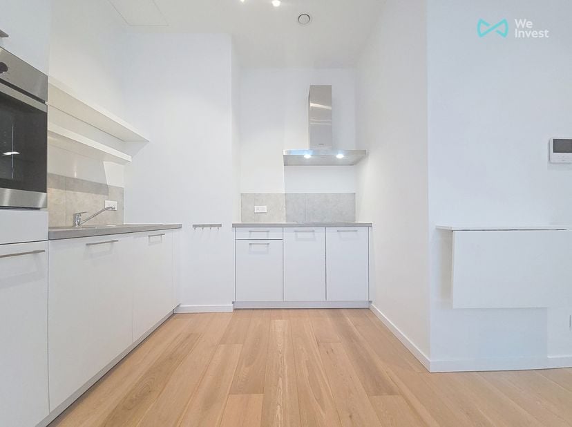 E-mail: clara.jacquy@weinvest.be<br />
Tel.: +32 456 12 69 85<br />
We Invest biedt u exclusief deze lichtrijke studio van 37 m² aan, gelegen op het g