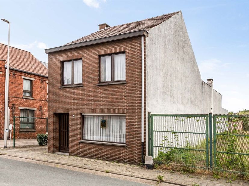 Te renoveren woning op rustige ligging nabij het centrum van Leopoldsburg<br />
Bent u op zoek naar een woning die u volledig naar eigen smaak kunt re