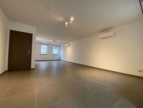                                         Appartement à louer à Leuze-en-Hainaut, € 825
