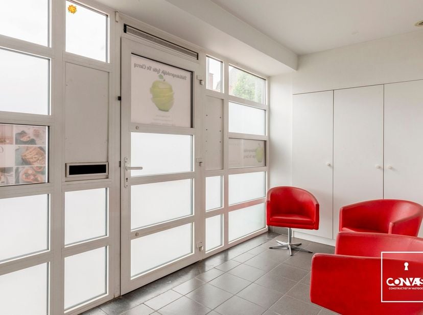 Deze praktijkwoning, nabij het bruisende centrum van Gent, biedt een goede bereikbaarheid via belangrijke invalswegen, lokale handelaars en het openba