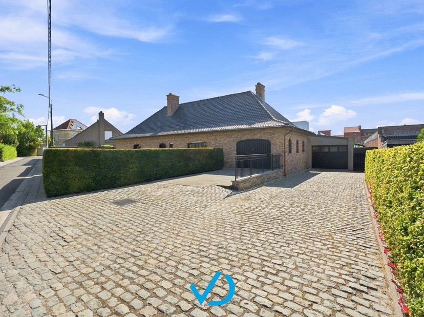 - BEZOEKMOMENT: 19/09/2026! -<br />
<br />
Op een uitstekende locatie nabij het centrum van Ieper vinden we dit uitzonderlijk eigendom dat wonen en in