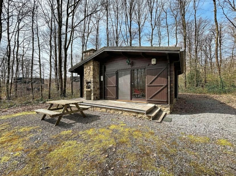 Charmant chalet 4 façade situé à Oignies-En-Thiérache !!!<br />
Le bien est composé comme suit : living, 2 chambres, une salle de bain et un coin terr