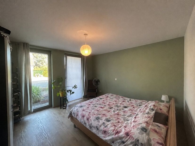 Gelijkvloers appartement met 2 slaapkamers, tuin en garage te Pelt:Indeling: inkomhal, toilet, 2 slaapkamers, badkamer, woonkamer, berging/wasplaats e