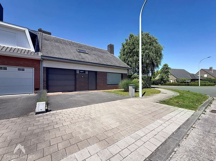 Energiezuinige halfopen bebouwing in een residentiële omgeving bestaande uit een inkomhal met afzonderlijk toilet, ruime lichtrijke leefruimte met eet