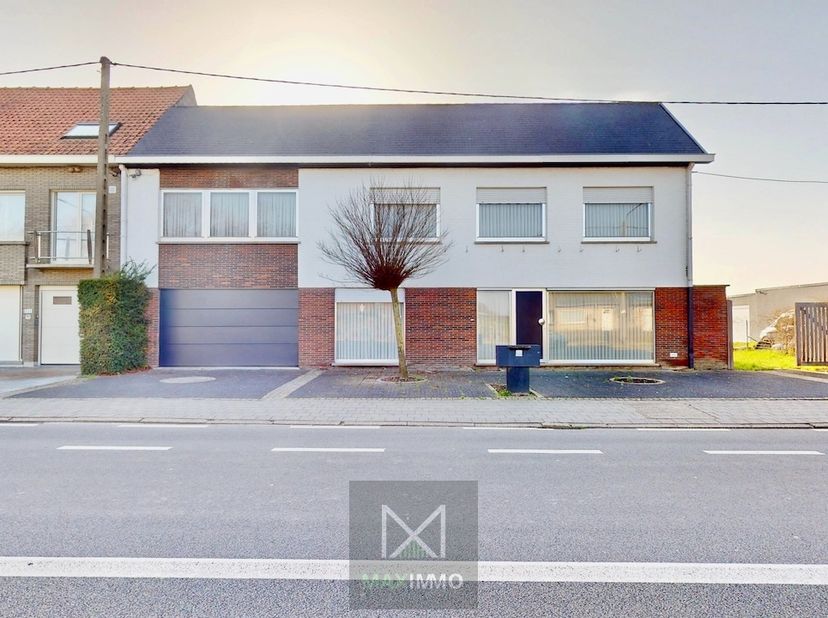 À Rekkem, découvrez cette spacieuse maison semi-mitoyenne avec jardin orienté sud-ouest, double garage et grand atelier. Une habitation idéale pour ce