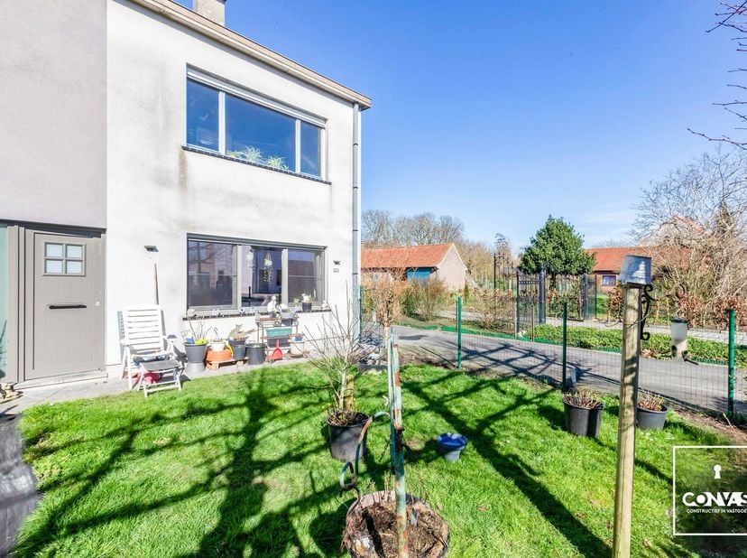 Dit op te frissen gelijkvloers appartement bevindt zich nabij het centrum van Lievegem met winkels en scholen op korte afstand. Daarnaast geniet u van