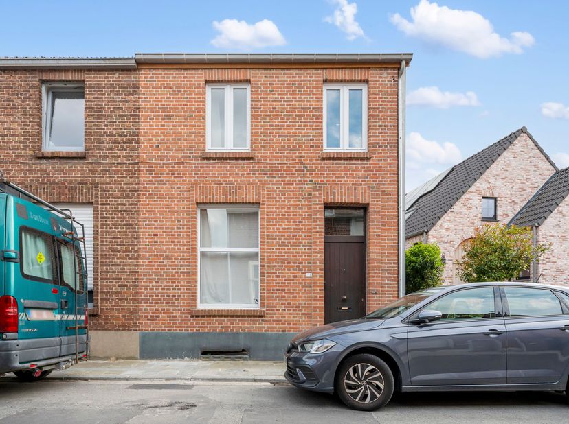 Knusse woning met 2 slaapkamers en tuin te koop in Wevelgem<br />
Je betreedt de woning via de inkomhal en komt vervolgens in de gezellige leefruimte